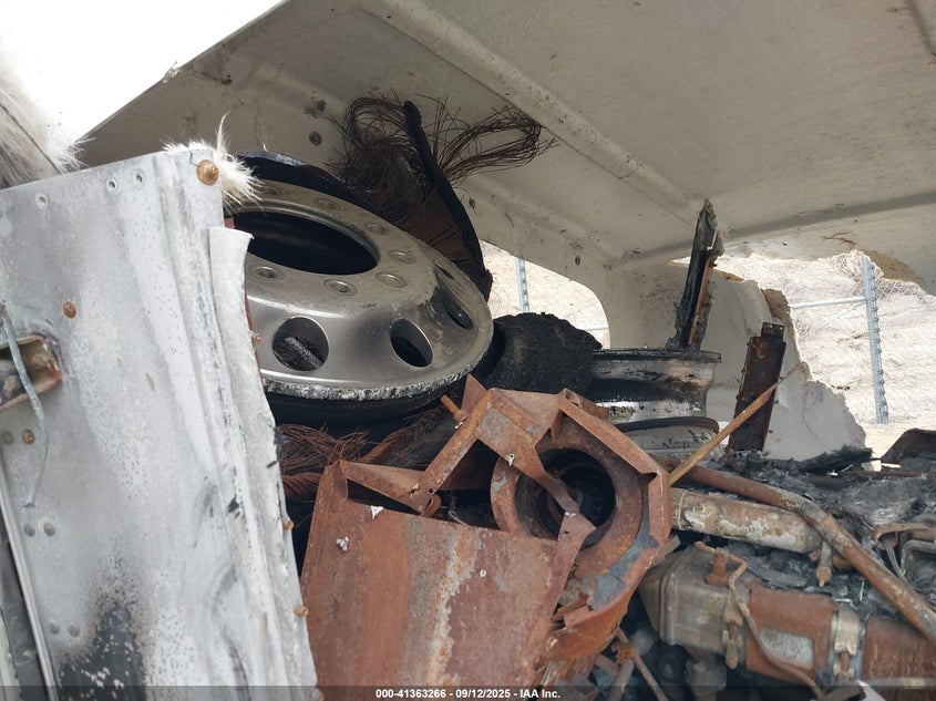 2012 Kenworth Construction VIN 3WKAD79X4CF307003 IAAI salvage auction — Burn Engine, Non-Repairable (California), sold $125 on 2026-07-07 (photo 5)