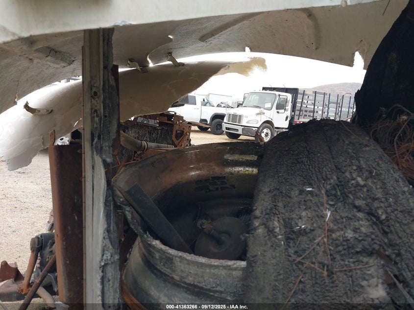 2012 Kenworth Construction VIN 3WKAD79X4CF307003 IAAI salvage auction — Burn Engine, Non-Repairable (California), sold $125 on 2026-07-07 (photo 6)