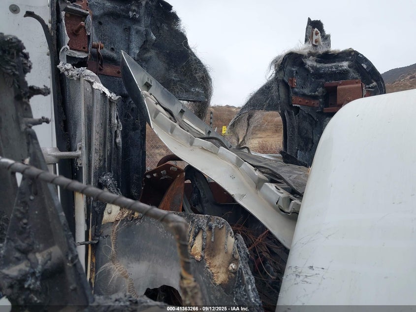 2012 Kenworth Construction VIN 3WKAD79X4CF307003 IAAI salvage auction — Burn Engine, Non-Repairable (California), sold $125 on 2026-07-07 (photo 7)