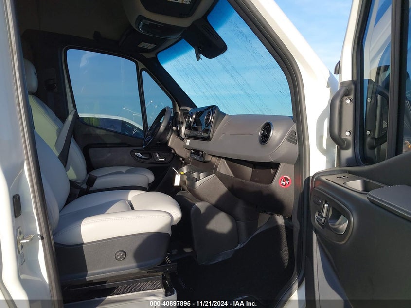 2021 MERCEDES-BENZ SPRINTER 2500 VIN W1X4EBVY8MT074364 COPART salvage auction — Flood, Clear (Florida), sold $55,500 on 2025-03-03 (photo 5)