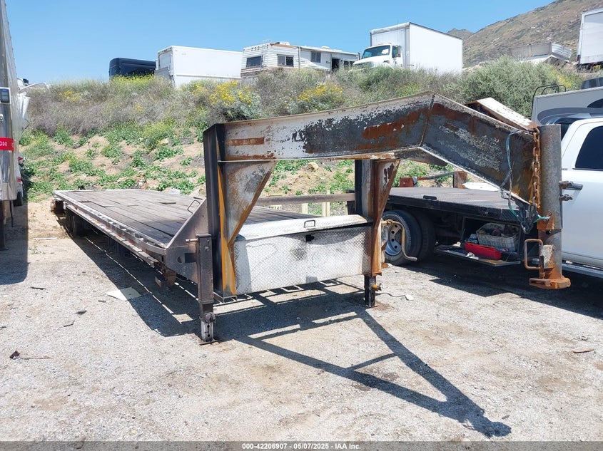 2025 VIN 58SGF4024SE042618 IAAI salvage auction — EXTERIOR BURN, Salvage (California), sold $3,050 on 2026-09-09 (photo 1)