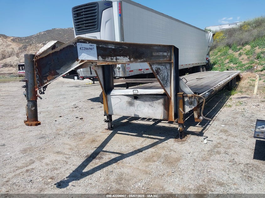 2025 VIN 58SGF4024SE042618 IAAI salvage auction — EXTERIOR BURN, Salvage (California), sold $3,050 on 2026-09-09 (photo 2)