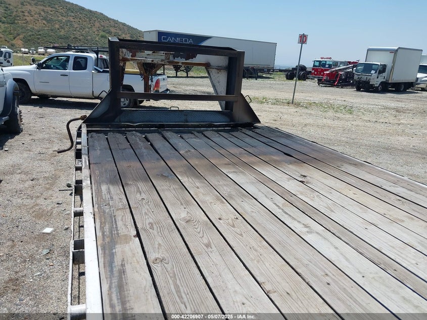 2025 VIN 58SGF4024SE042618 IAAI salvage auction — EXTERIOR BURN, Salvage (California), sold $3,050 on 2026-09-09 (photo 5)