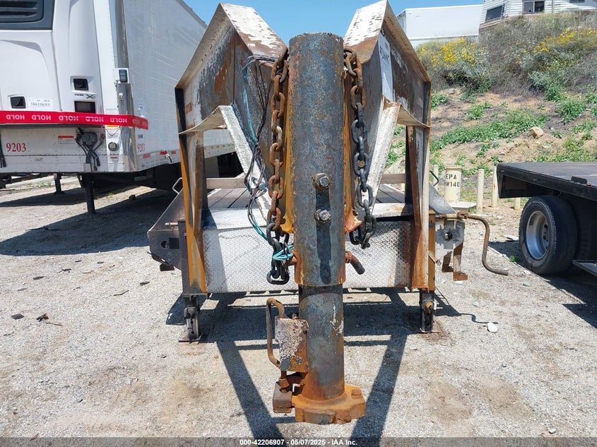 2025 VIN 58SGF4024SE042618 IAAI salvage auction — EXTERIOR BURN, Salvage (California), sold $3,050 on 2026-09-09 (photo 7)