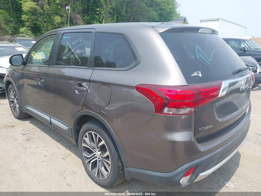 2018 Mitsubishi Outlander VIN JA4AZ3A33JZ070541 IAAI salvage auction — SIDE, Salvage Title, sold $25 on 2026-07-21 (photo 3)