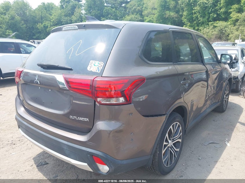 2018 Mitsubishi Outlander VIN JA4AZ3A33JZ070541 IAAI salvage auction — SIDE, Salvage Title, sold $25 on 2026-07-21 (photo 4)