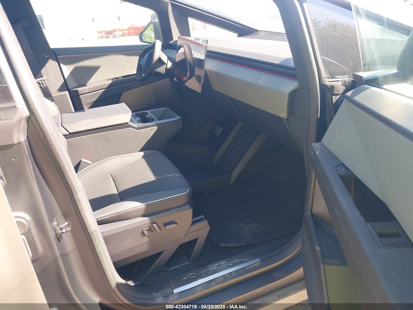2025 Tesla Cybertruck VIN 7G2CEHED6SA066009 IAAI salvage auction — FRONT END, Original (West Virginia), sold $36,250 on 2026-07-31 (photo 5)