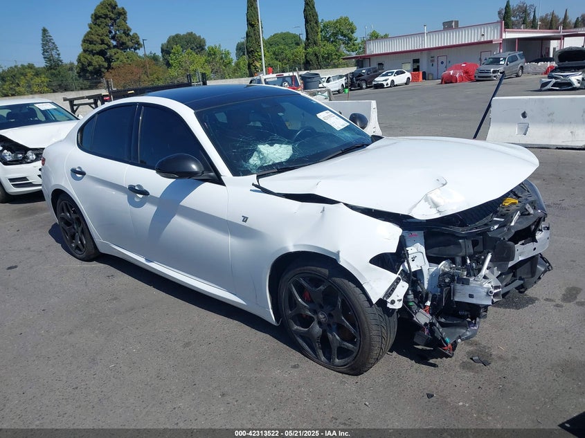 2022 Alfa romeo Giulia VIN ZARFAMBN9N7660565 IAAI salvage auction — FRONT END, Salvage Title, sold $1,300 on 2026-09-17 (photo 1)