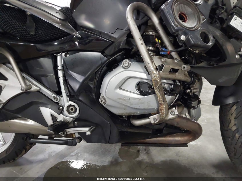 2016 BMW R1200 VIN WB10A1308GZ195587 IAAI salvage auction — LEFT & RIGHT, Salvage (California), sold $600 on 2026-07-30 (photo 8)