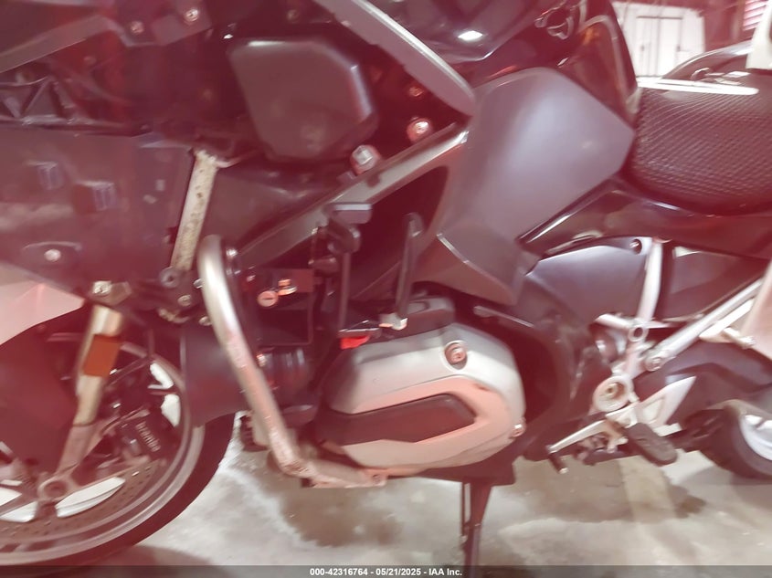 2016 BMW R1200 VIN WB10A1308GZ195587 IAAI salvage auction — LEFT & RIGHT, Salvage (California), sold $600 on 2026-07-30 (photo 9)