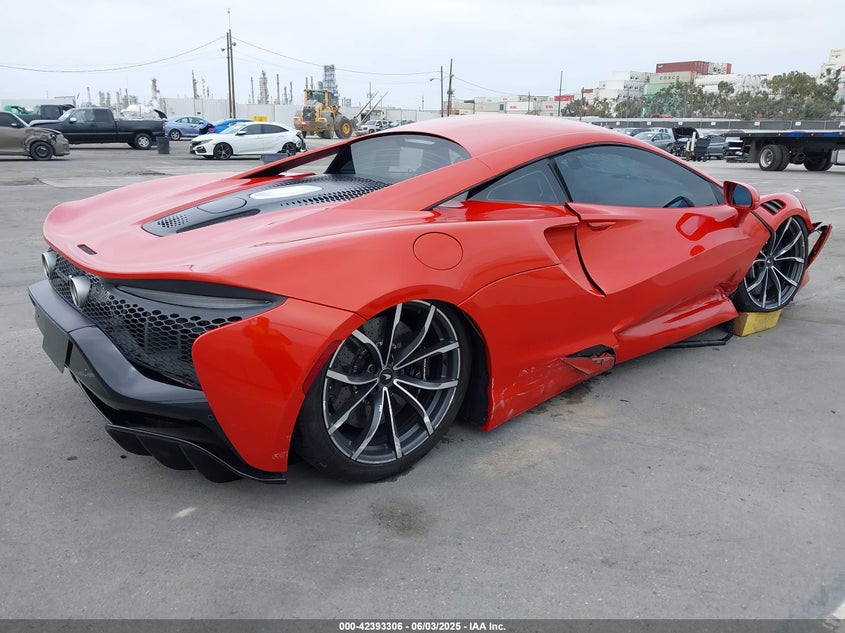 2023 Mclaren Artura VIN SBM16AEA4PW001807 IAAI salvage auction — Side, Salvage (California), sold $45,550 on 2025-10-29 (photo 4)