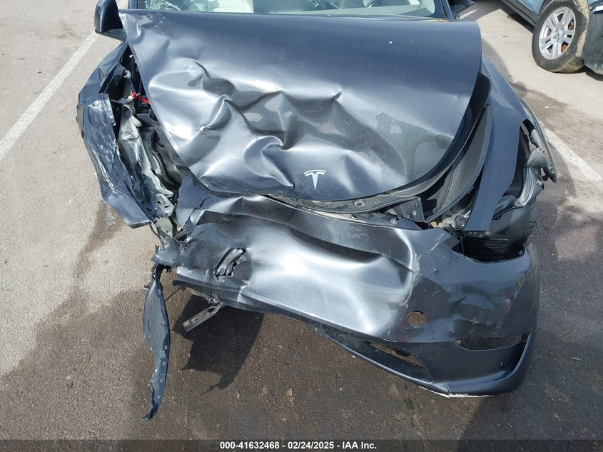 2024 Tesla Model y VIN 7SAYGDEF5RF039879 IAAI salvage auction — FRONT END, Salvage Title, sold $5,200 on 2026-07-28 (photo 6)