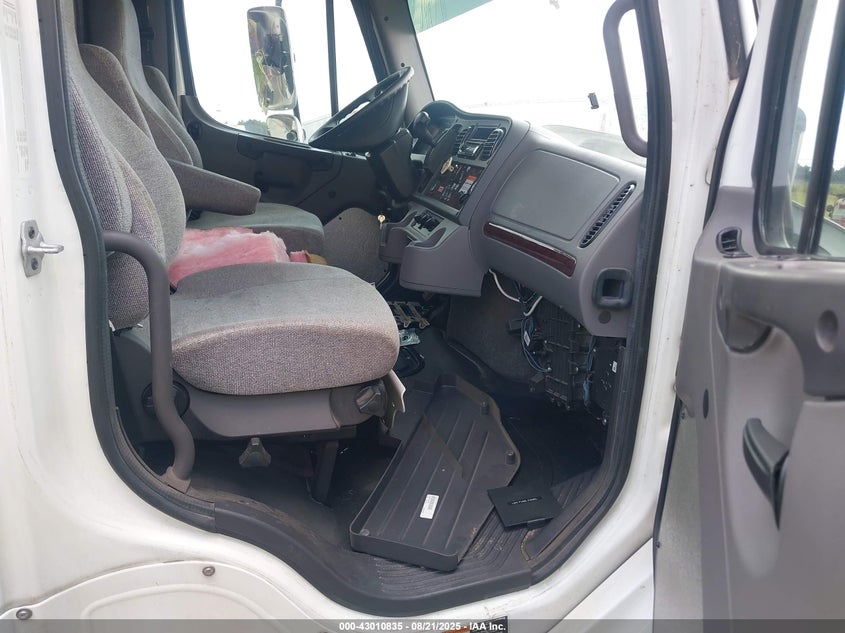 2020 Freightliner M2 106 VIN 1FVACWFC9LHLX7596 IAAI salvage auction — FRONT END, Salvage Title, sold $7,250 on 2026-10-07 (photo 5)