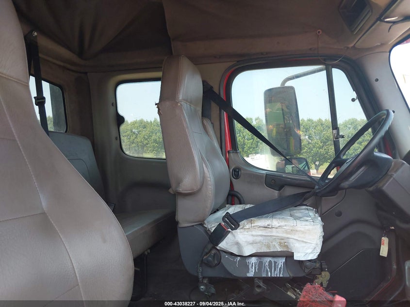 2014 Freightliner M2 VIN 1FVACWDT2EHFX3372 IAAI salvage auction — SIDE, Salvage Title, sold $11,750 on 2026-08-26 (photo 5)