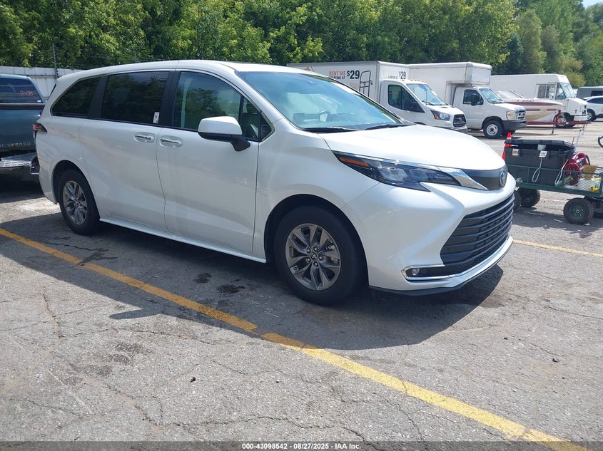 2024 Toyota Sienna VIN 5TDYRKEC7RS202948 IAAI salvage auction — SIDE, Salvage Title, sold $12,700 on 2026-07-30 (photo 1)