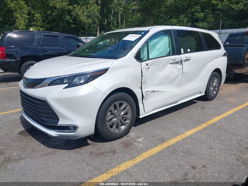 2024 Toyota Sienna VIN 5TDYRKEC7RS202948 IAAI salvage auction — SIDE, Salvage Title, sold $12,700 on 2026-07-30 (photo 2)