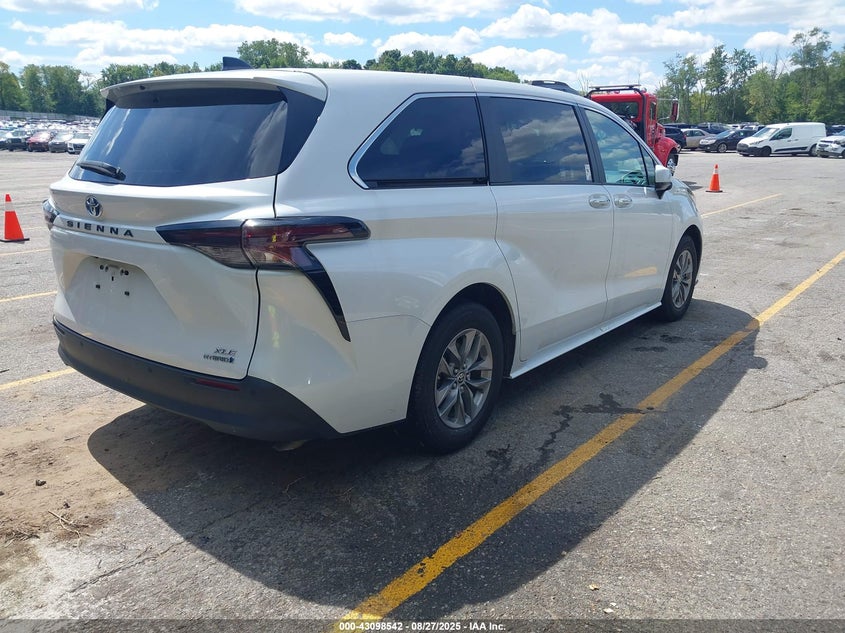 2024 Toyota Sienna VIN 5TDYRKEC7RS202948 IAAI salvage auction — SIDE, Salvage Title, sold $12,700 on 2026-07-30 (photo 4)