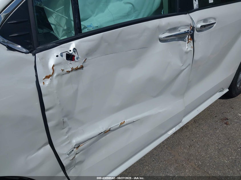 2024 Toyota Sienna VIN 5TDYRKEC7RS202948 IAAI salvage auction — SIDE, Salvage Title, sold $12,700 on 2026-07-30 (photo 6)