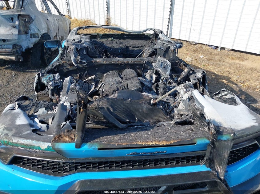 2017 Lamborghini Huracan VIN ZHWUC2ZF7HLA06751 IAAI salvage auction — ENGINE BURN, Non-Repairable (California), sold $38,150 on 2026-07-07 (photo 6)