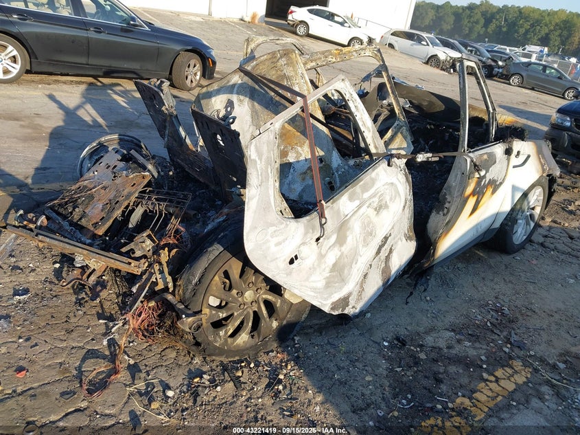 2022 Land rover Discovery VIN SALRJ2EX0N2460172 IAAI salvage auction — EXTERIOR BURN, Salvage Title, sold $400 on 2026-07-15 (photo 4)
