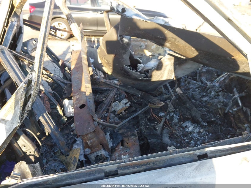 2022 Land rover Discovery VIN SALRJ2EX0N2460172 IAAI salvage auction — EXTERIOR BURN, Salvage Title, sold $400 on 2026-07-15 (photo 5)