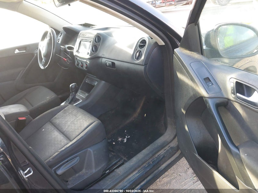 2015 Volkswagen Tiguan VIN WVGAV7AX7FW610991 IAAI salvage auction — LEFT FRONT, Salvage (Indiana), sold $725 on 2026-07-22 (photo 5)