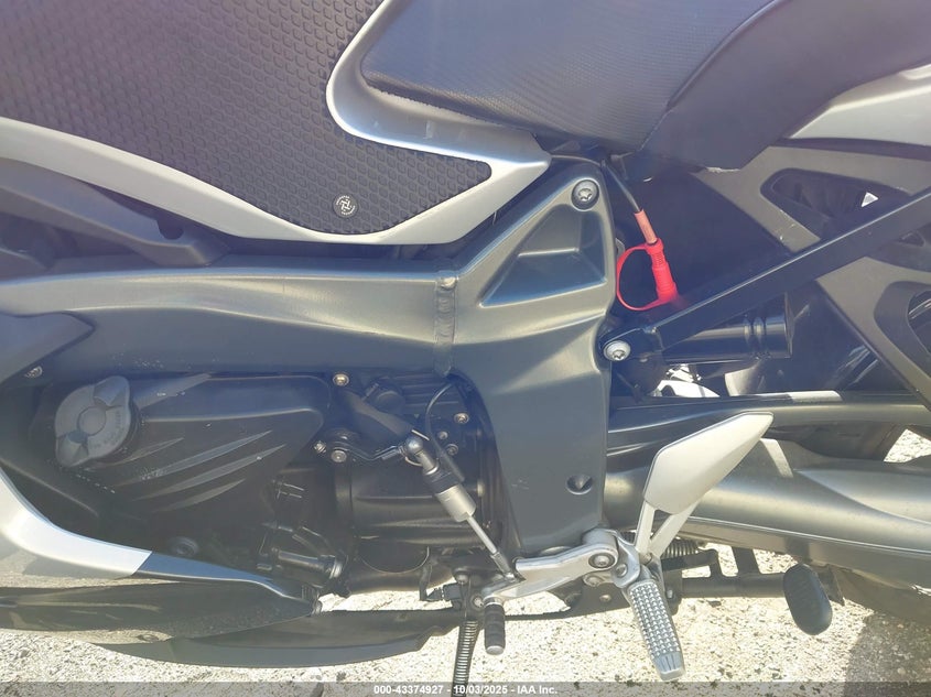 2014 BMW K1300 VIN WB1050903E2B95009 IAAI salvage auction — RIGHT SIDE, Salvage (New Jersey), sold $2,850 on 2026-07-08 (photo 9)