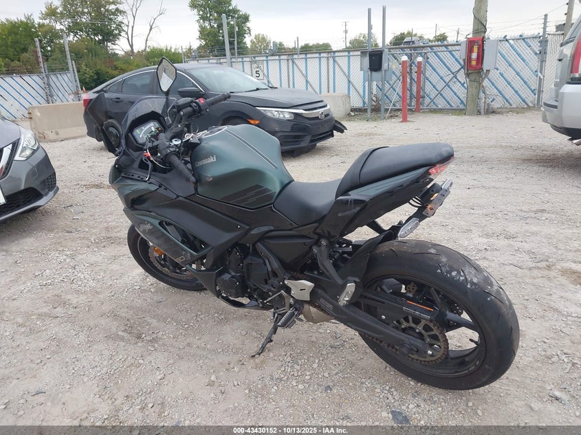 2025 Kawasaki Ex650 VIN ML5EXEP10SDAF7056 IAAI salvage auction — LEFT & RIGHT, Salvage (Indiana), sold $2,200 on 2026-07-15 (photo 3)