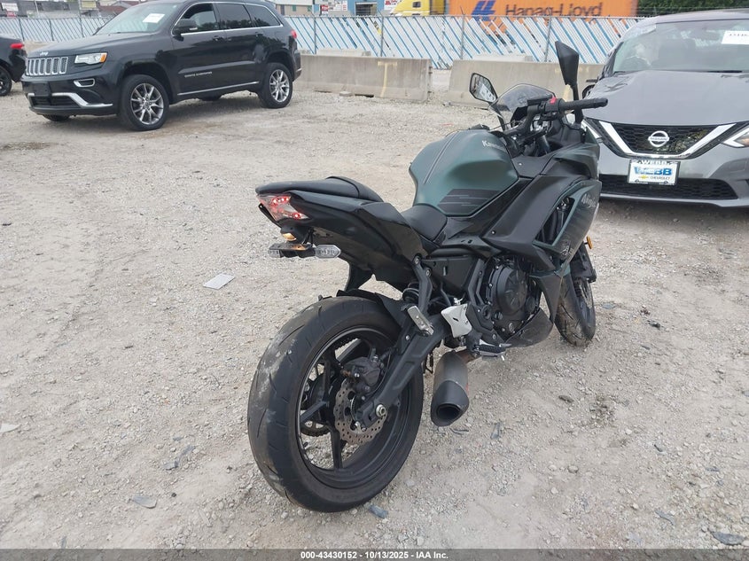 2025 Kawasaki Ex650 VIN ML5EXEP10SDAF7056 IAAI salvage auction — LEFT & RIGHT, Salvage (Indiana), sold $2,200 on 2026-07-15 (photo 4)