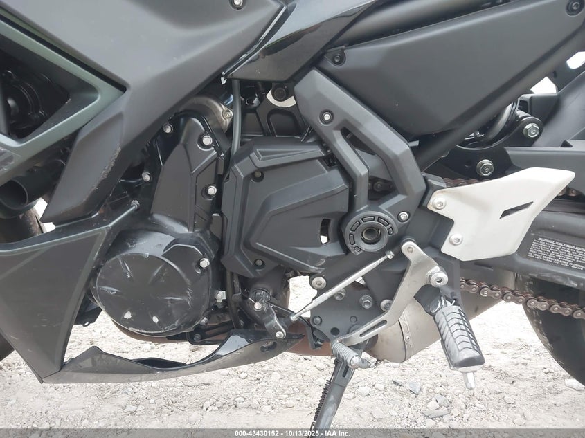 2025 Kawasaki Ex650 VIN ML5EXEP10SDAF7056 IAAI salvage auction — LEFT & RIGHT, Salvage (Indiana), sold $2,200 on 2026-07-15 (photo 9)