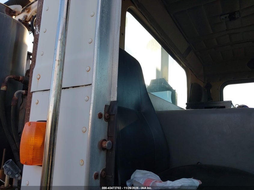 2006 Peterbilt 320 VIN 1NPZL00X06D717083 IAAI salvage auction — NORMAL WEAR, Clear (Hawaii), sold $100 on 2026-09-15 (photo 6)