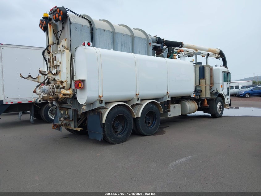 2006 Peterbilt 320 VIN 1NPZL00X06D717083 IAAI salvage auction — NORMAL WEAR, Clear (Hawaii), sold $100 on 2026-09-15 (photo 4)