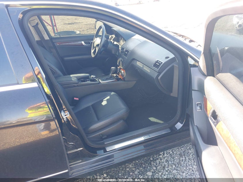 2009 Mercedes-benz C class VIN WDDGF54XX9F204631 IAAI salvage auction — SIDE, Salvage (Oregon), sold $675 on 2026-08-10 (photo 5)