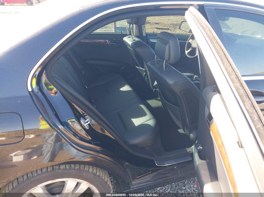 2009 Mercedes-benz C class VIN WDDGF54XX9F204631 IAAI salvage auction — SIDE, Salvage (Oregon), sold $675 on 2026-08-10 (photo 8)