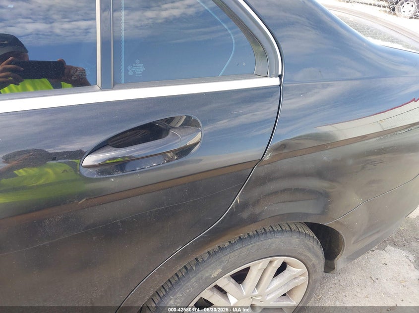 2009 Mercedes-benz C-klasse VIN WDDGF81X19R078261 IAAI salvage auction — LEFT SIDE, Clear (Minnesota), sold $175 on 2026-07-23 (photo 6)