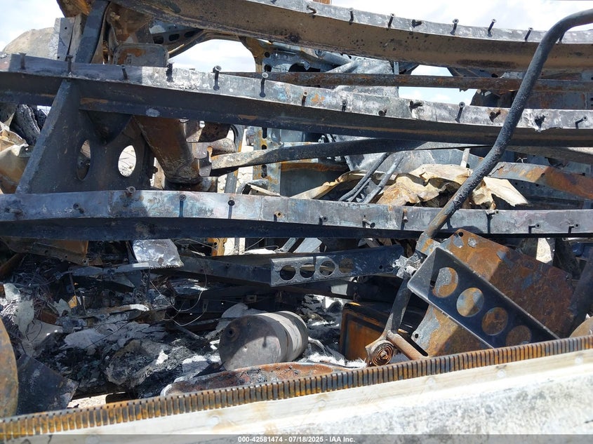 2023 Volvo Vnl VIN 4V4NC9EH9PN611954 IAAI salvage auction — TOTAL BURN, Salvage Title, sold $50 on 2026-07-22 (photo 5)