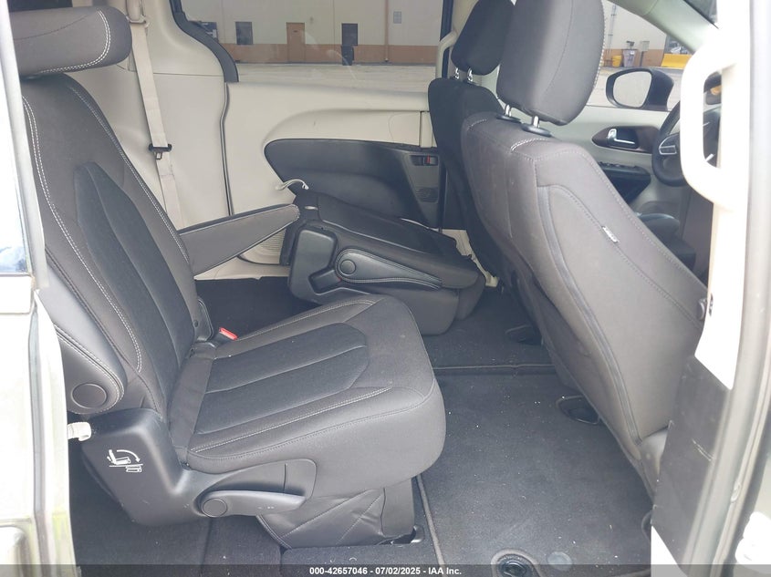 2022 Chrysler Voyager VIN 2C4RC1CG4NR223569 IAAI salvage auction — LEFT REAR, Salvage Title, sold $13,500 on 2026-07-23 (photo 8)