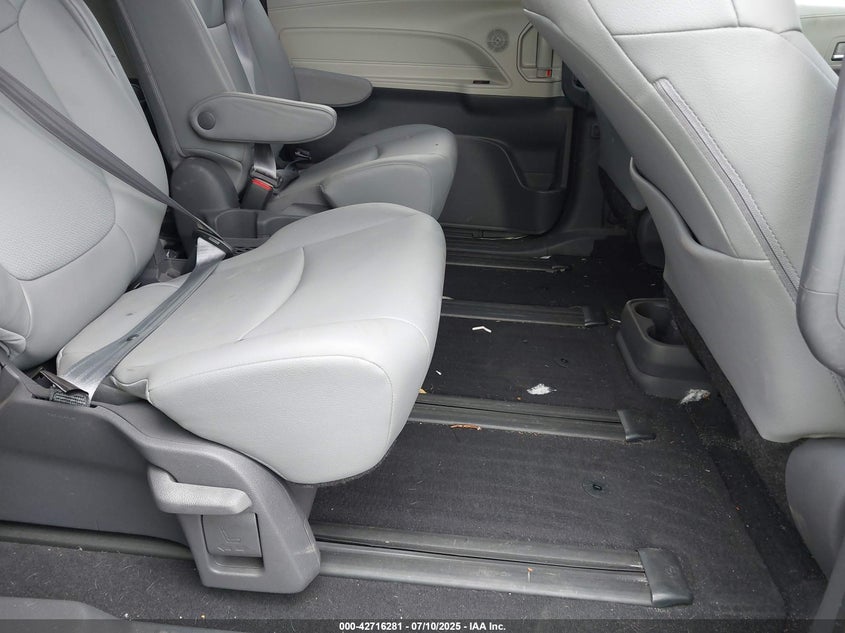 2021 Toyota Sienna VIN 5TDYRKEC8MS038683 IAAI salvage auction — FRONT END, Salvage (Indiana), sold $9,300 on 2026-07-29 (photo 8)