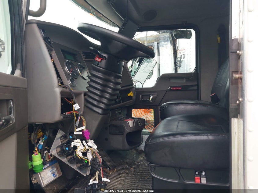 2019 Kenworth T3 Series VIN 2NKHHM6X8KM341495 IAAI salvage auction — SIDE, Salvage Title, sold $5,850 on 2026-10-07 (photo 6)