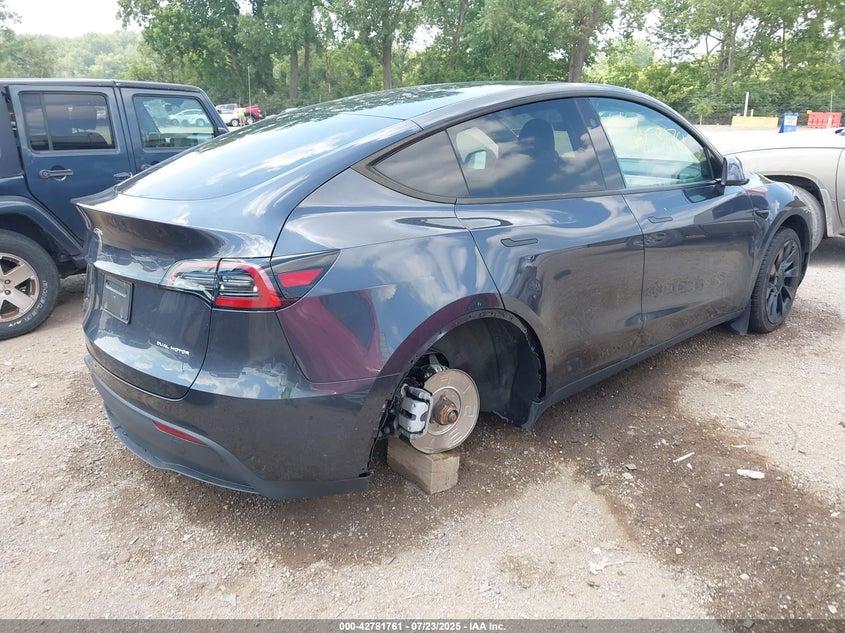 2024 Tesla Model y VIN 7SAYGDEE2RA273241 IAAI salvage auction — LEFT & RIGHT, Salvage (Illinois), sold $11,800 on 2026-07-08 (photo 4)
