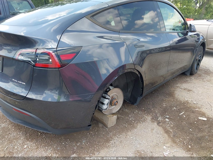 2024 Tesla Model y VIN 7SAYGDEE2RA273241 IAAI salvage auction — LEFT & RIGHT, Salvage (Illinois), sold $11,800 on 2026-07-08 (photo 6)