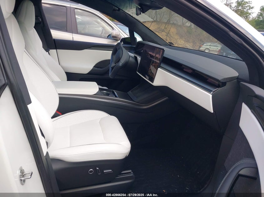 2022 Tesla Model x VIN 7SAXCBE67NF340661 IAAI salvage auction — RIGHT FRONT, Salvage Title, sold $37,050 on 2026-10-01 (photo 5)
