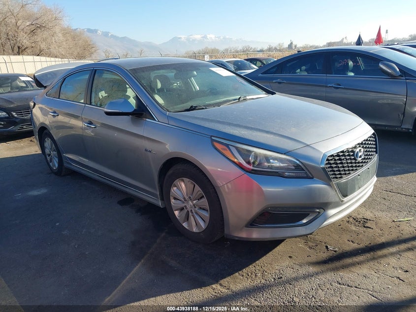 2016 Hyundai Sonata hybrid VIN KMHE24L17GA028325 IAAI salvage auction — REAR END, Other, sold $1,500 on 2026-07-30 (photo 1)