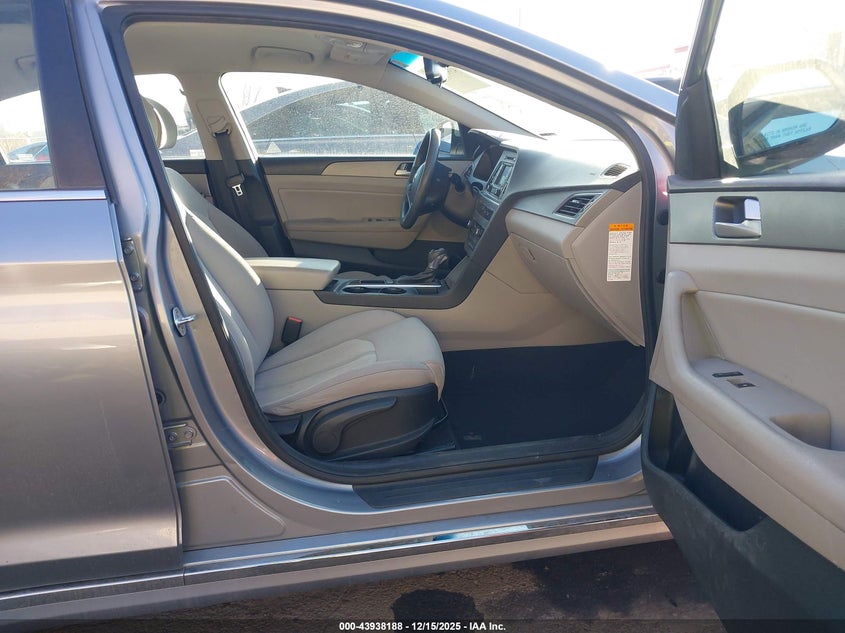 2016 Hyundai Sonata hybrid VIN KMHE24L17GA028325 IAAI salvage auction — REAR END, Other, sold $1,500 on 2026-07-30 (photo 5)
