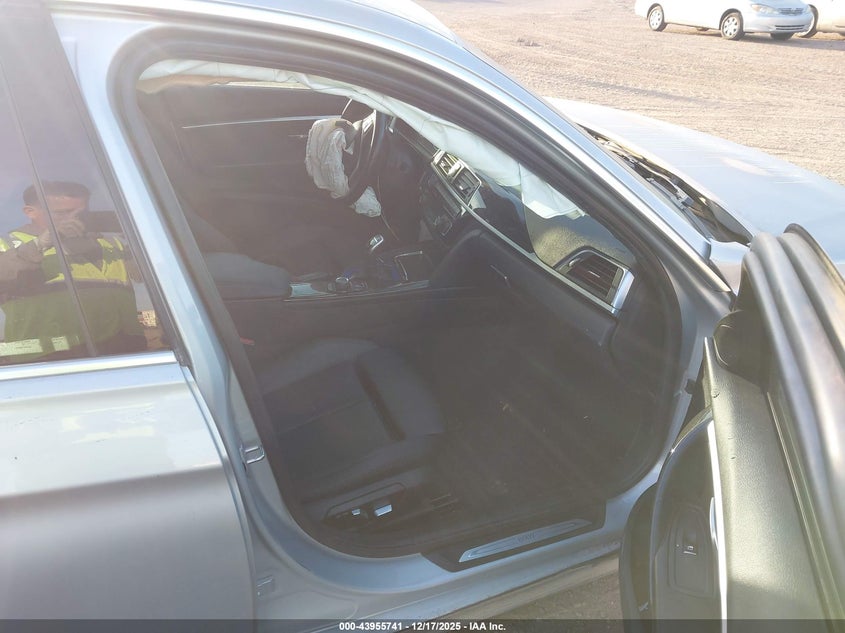 2017 BMW 3er VIN WBA8B9G52HNU51686 IAAI salvage auction — LEFT & RIGHT, Salvage (Arizona), sold $1,975 on 2026-08-20 (photo 5)