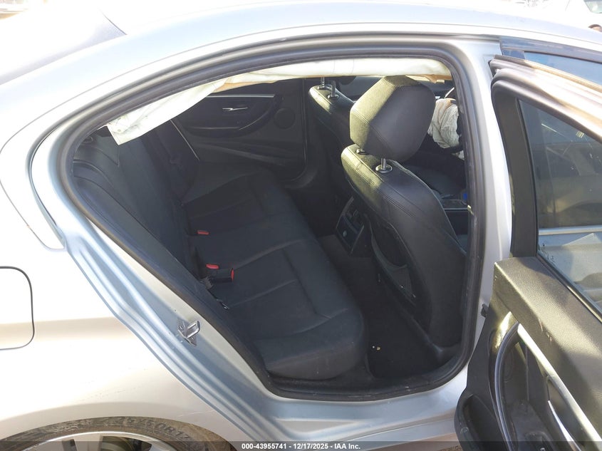 2017 BMW 3er VIN WBA8B9G52HNU51686 IAAI salvage auction — LEFT & RIGHT, Salvage (Arizona), sold $1,975 on 2026-08-20 (photo 8)