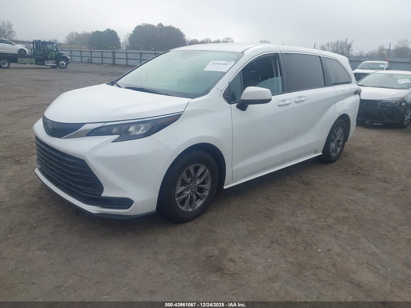 2024 Toyota Sienna VIN 5TDKRKEC5RS216465 IAAI salvage auction — RIGHT SIDE, Salvage (Arkansas), sold $20,000 on 2026-07-29 (photo 2)