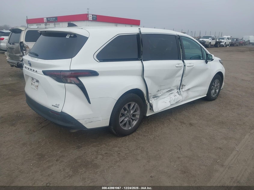 2024 Toyota Sienna VIN 5TDKRKEC5RS216465 IAAI salvage auction — RIGHT SIDE, Salvage (Arkansas), sold $20,000 on 2026-07-29 (photo 4)