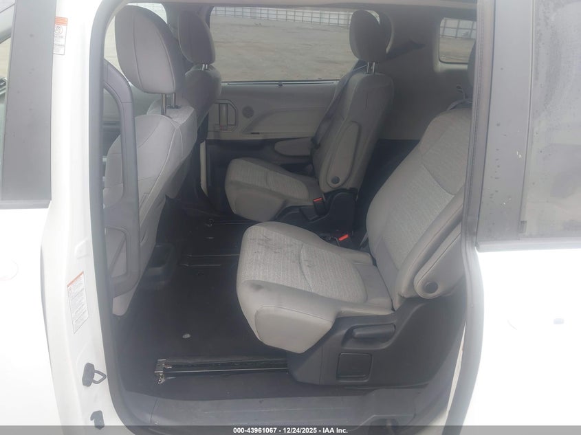 2024 Toyota Sienna VIN 5TDKRKEC5RS216465 IAAI salvage auction — RIGHT SIDE, Salvage (Arkansas), sold $20,000 on 2026-07-29 (photo 8)