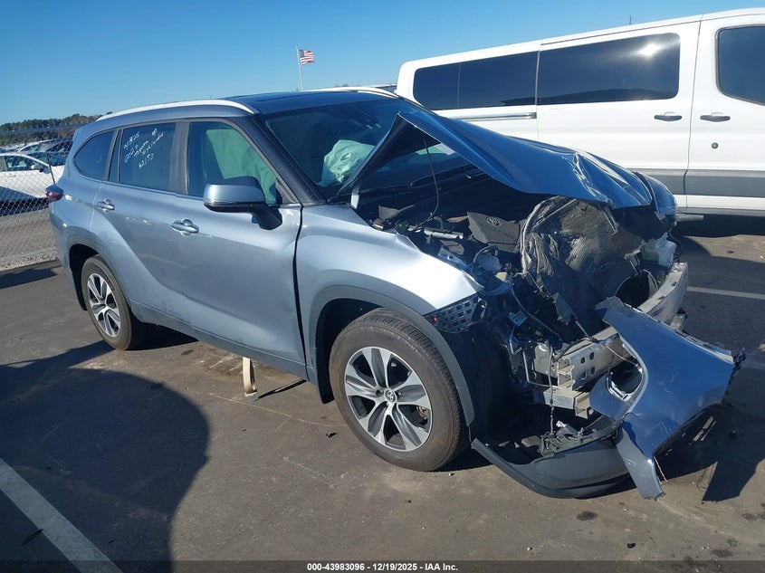 2024 Toyota Highlander VIN 5TDKDRAHXRS530959 IAAI salvage auction — FRONT END, Salvage (North Carolina), sold $9,000 on 2026-07-15 (photo 1)